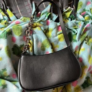 Shoulder bag with chain has been worn twice